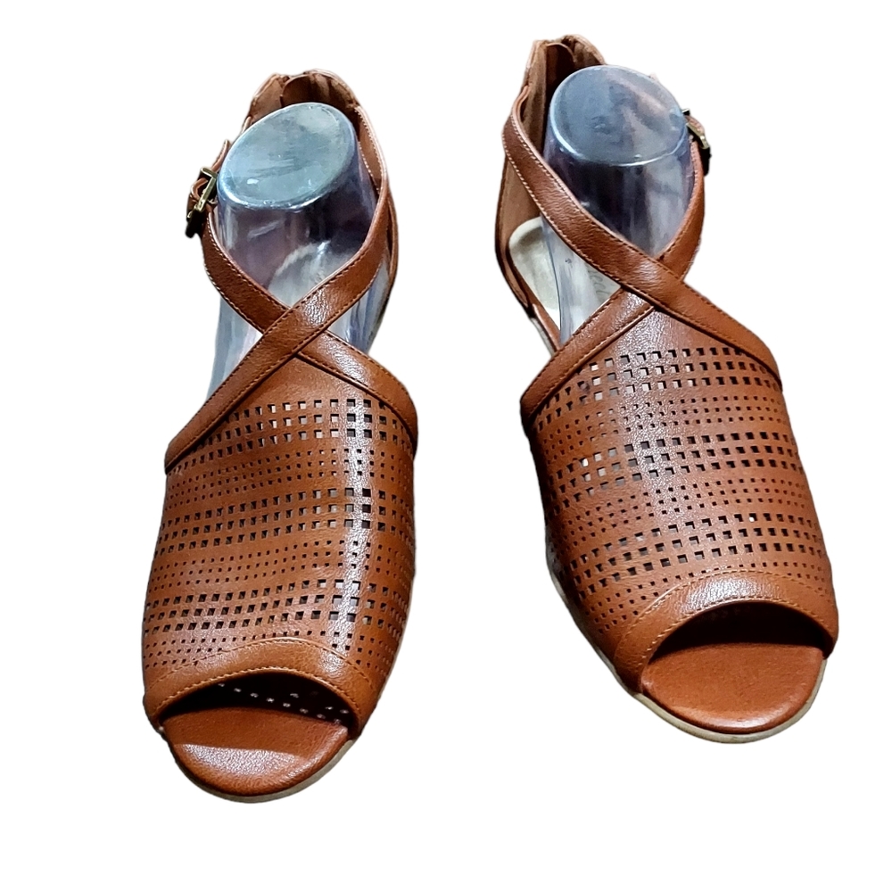 Easy Street 11 Heels Shoes Sandals Open Toe Brown Laser Cut Zipup Ankle Strap. 2